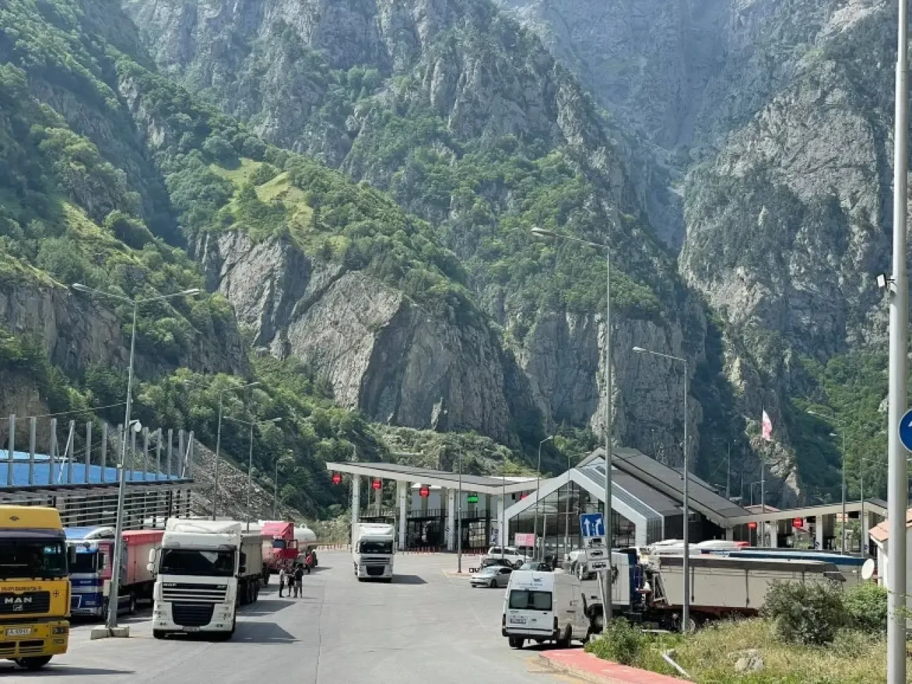 Լարսը բաց է բոլոր տեսակի տրանսպորտային միջոցների համար