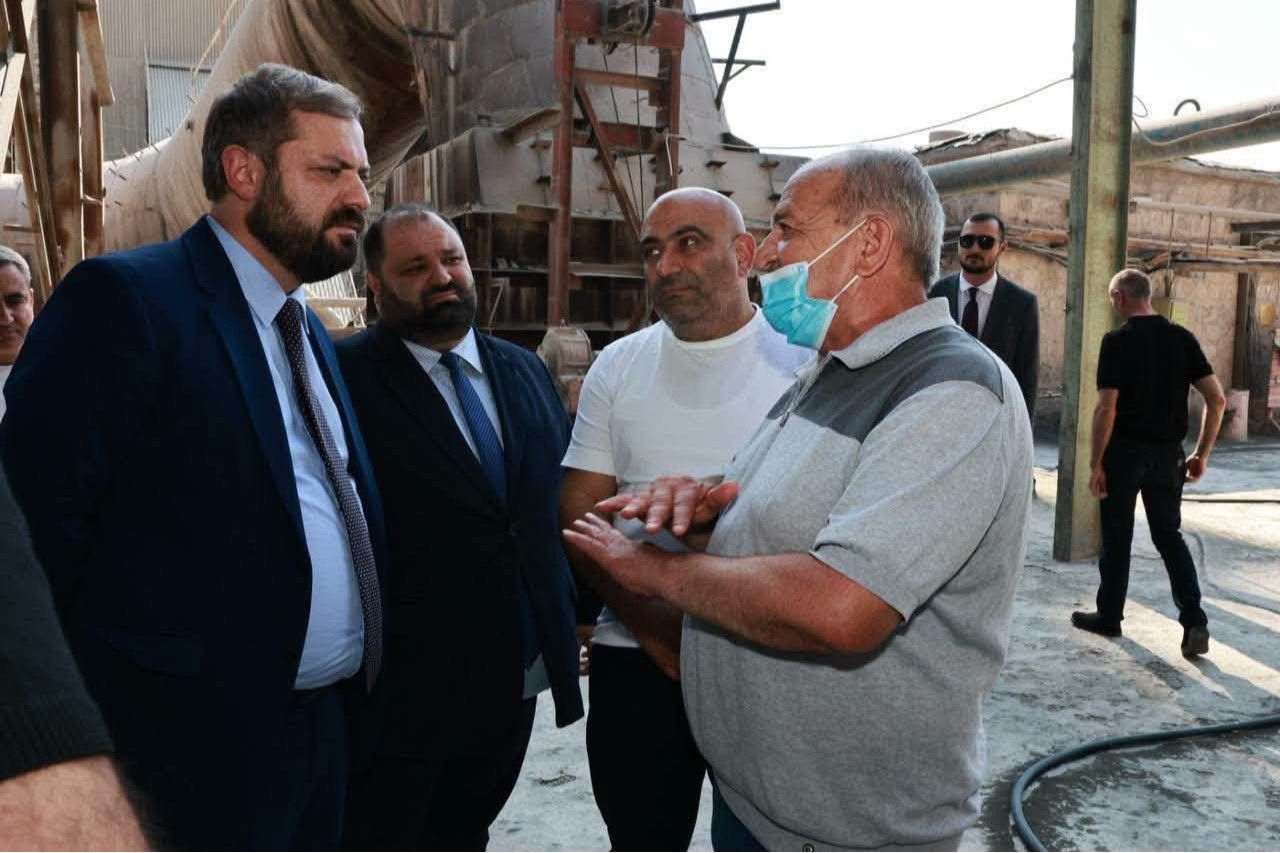 Գևորգ Պապոյանն Արարատի մարզպետի ուղեկցությամբ այցելել է Արարատի ցեմենտի գործարան