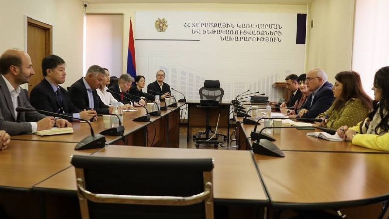 ՏԿԵ փոխնախարարը և ԱԶԲ ներկայացուցիչները քննարկել են Իսակովի-Արշակունյաց հանգույցի մանրամասները