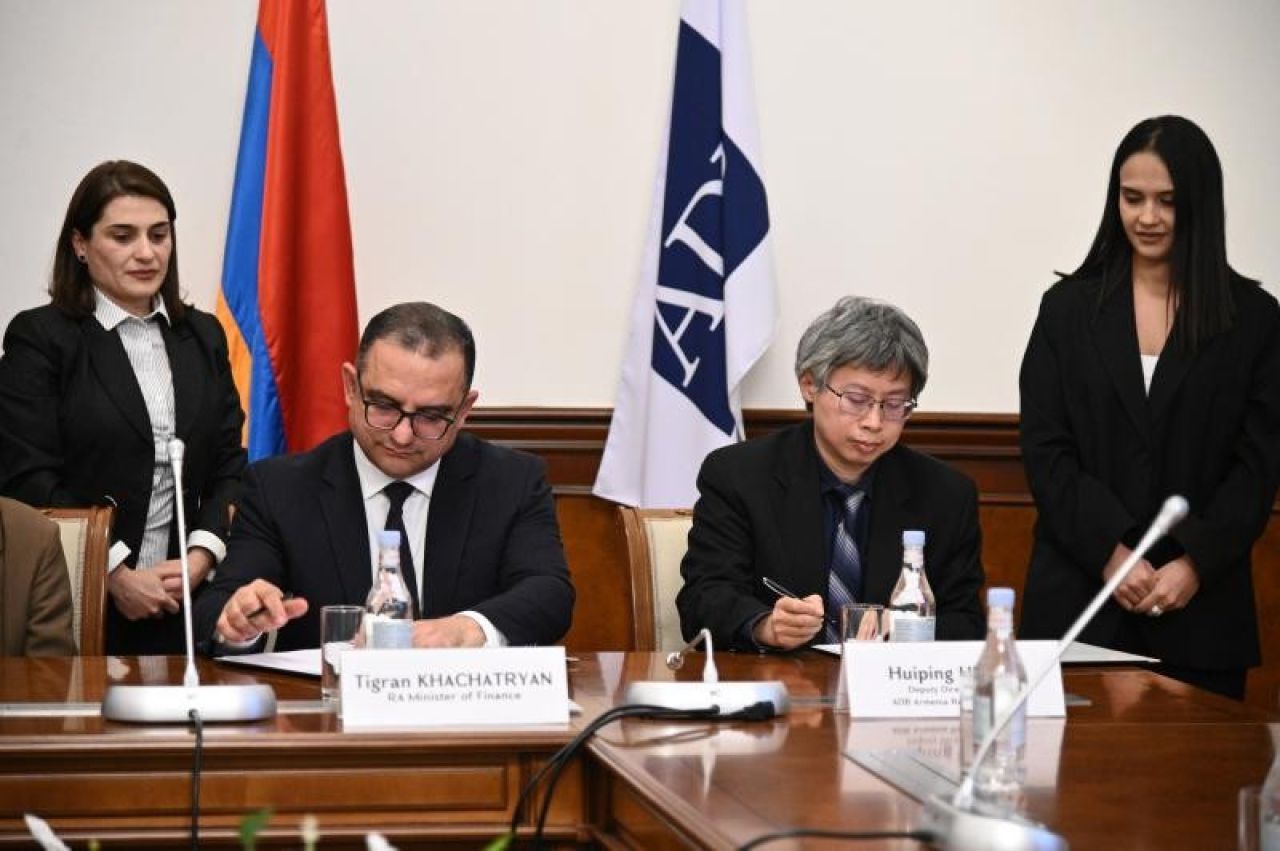 Ստորագրվել են վարկային համաձայնագրեր Հայաստանի Հանրապետության, Զարգացման ֆրանսիական գործակալության եւ Ասիական զարգացման բանկի միջեւ