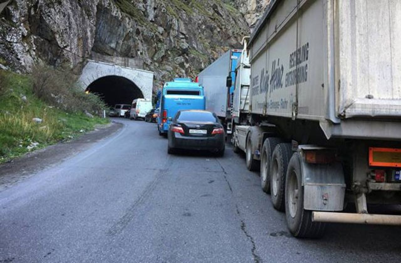 Վերին Լարսի ռուսական հատվածում բարդություններ են առաջացել անցակետը հատող մեքենաների մաքսային ձևակերպումների հետ կապված