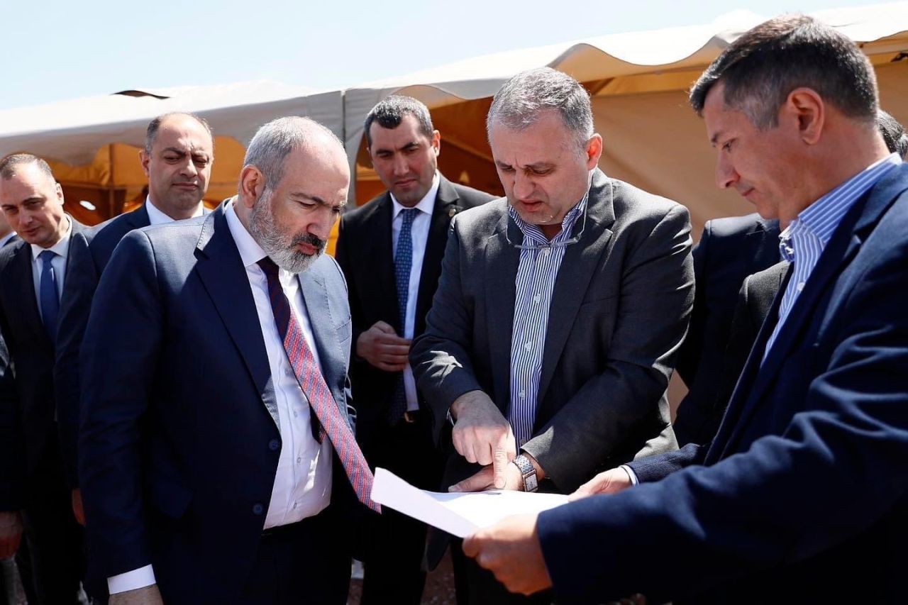 Վարչապետն Արմավիրի մարզում ծանոթացել է ճանապարհաշինության, դպրոցների, մանկապարտեզների կառուցման և այլ ծրագրերի ընթացքին